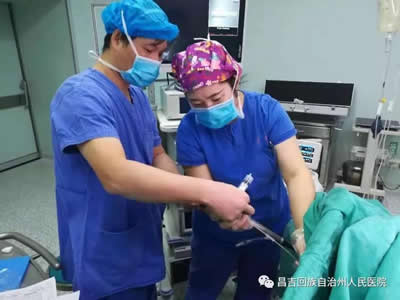 我院援疆骨干郭廷生帮助当地提高手术麻醉技术 我院援疆骨干郭廷生帮助当地提高手术麻醉技术