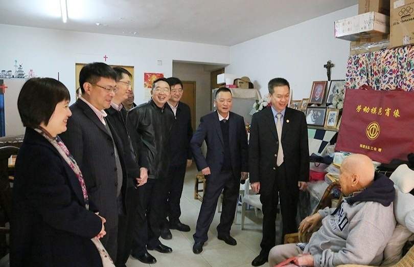 『附一风貌』节前慰问送祝福 深情关怀暖人心 『附一风貌』节前慰问送祝福 深情关怀暖人心