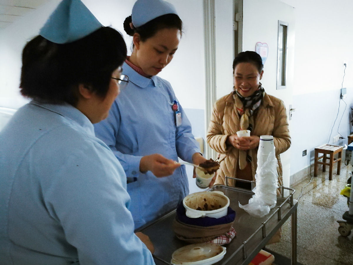 拗九,送上一份温暖、爱心 ——肿瘤内科病房护士为老年患者送上暖暖拗九粥 拗九,送上一份温暖、爱心 ——肿瘤内科病房护士为老年患者送上暖暖拗九粥