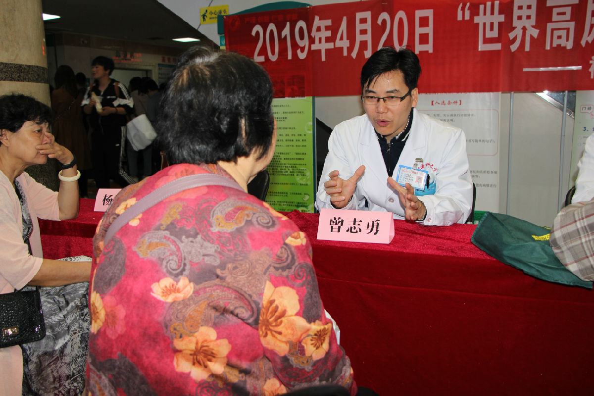 我院开展“世界高尿酸日”公益义诊活动 我院开展“世界高尿酸日”公益义诊活动