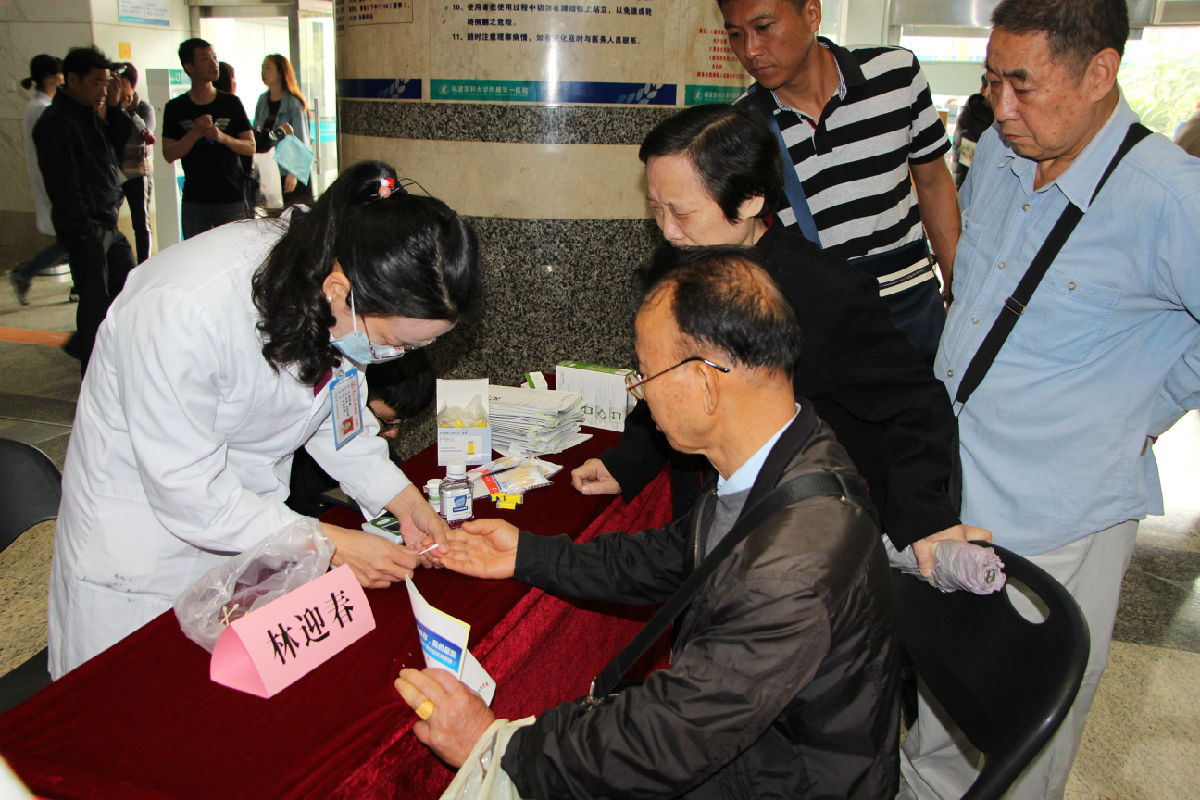 我院开展“世界高尿酸日”公益义诊活动 我院开展“世界高尿酸日”公益义诊活动