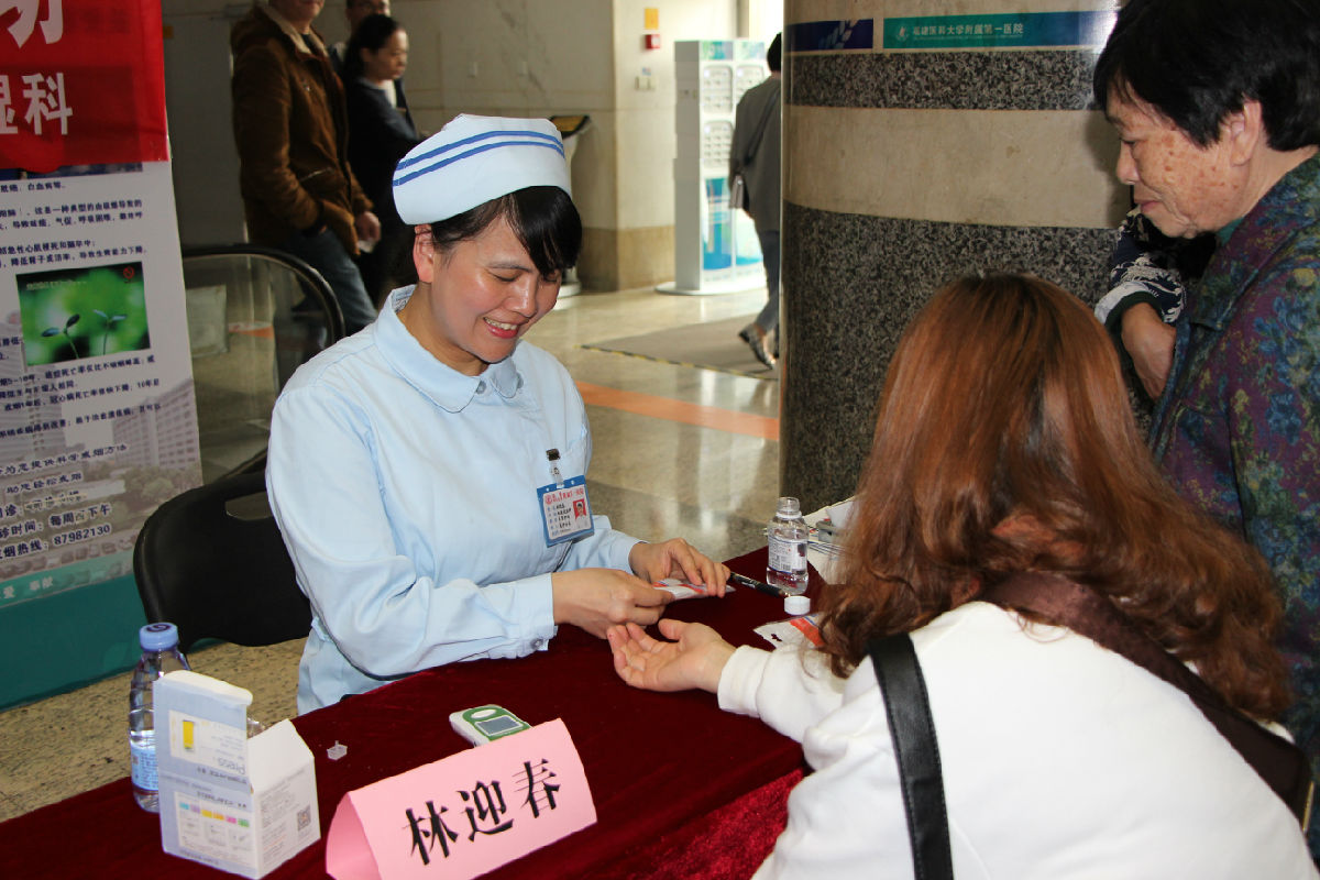 我院开展“世界高尿酸日”公益义诊活动 我院开展“世界高尿酸日”公益义诊活动