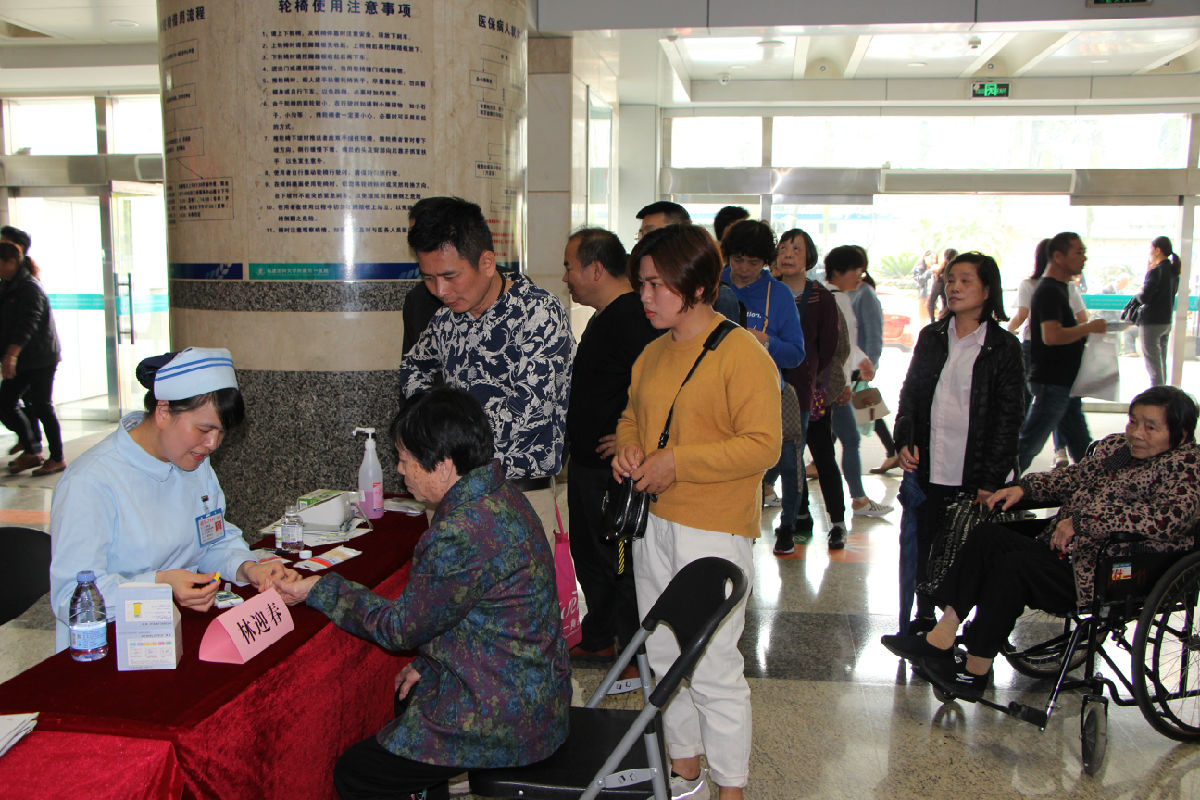 我院开展“世界高尿酸日”公益义诊活动 我院开展“世界高尿酸日”公益义诊活动