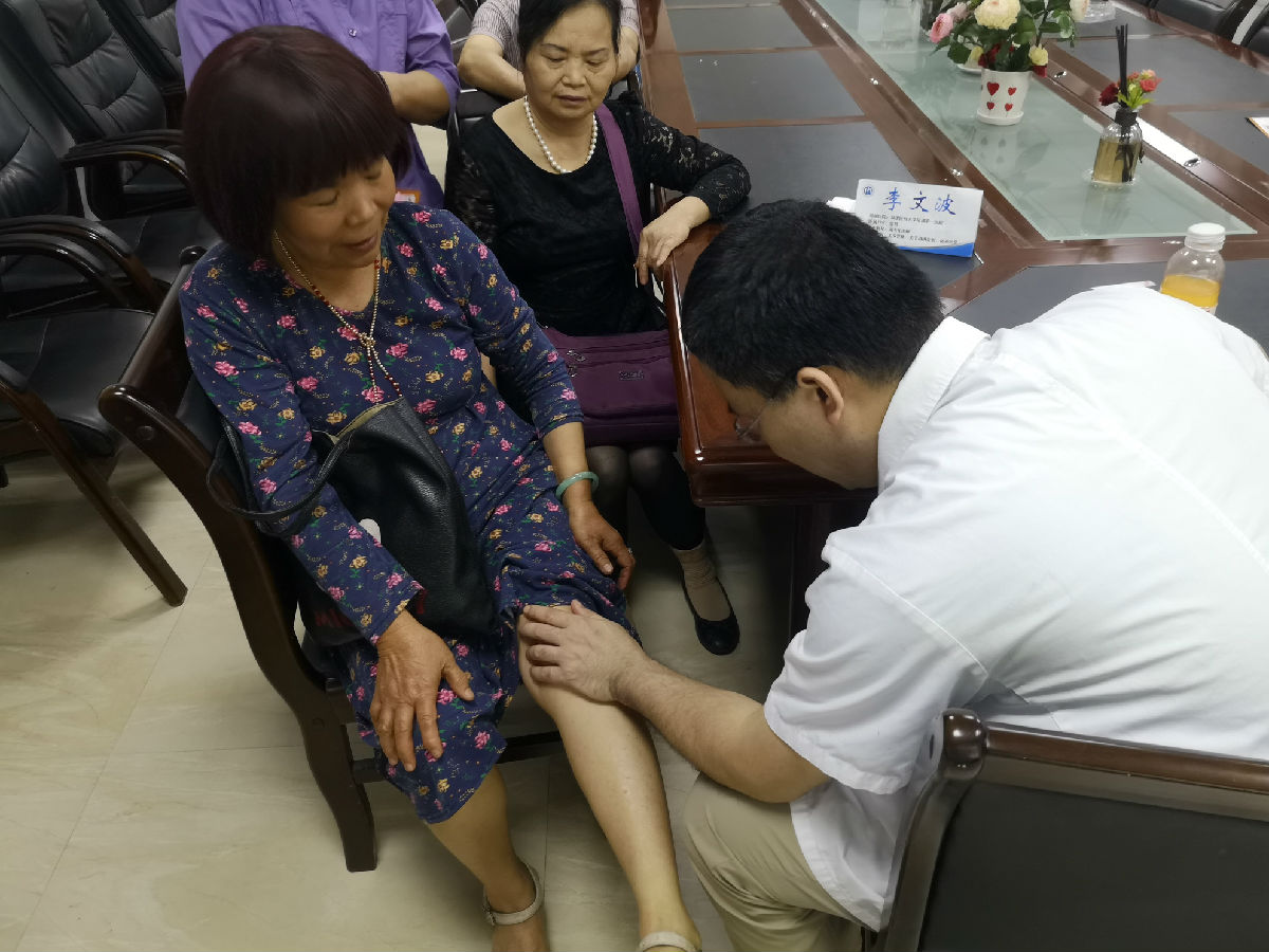 我院骨科举办义诊活动 我院骨科举办义诊活动