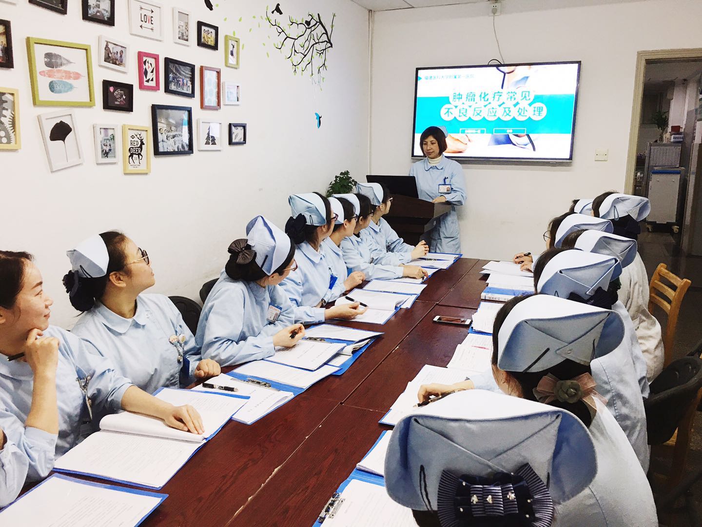 48区泌尿外科在学习中庆祝第108个护士节 48区泌尿外科在学习中庆祝第108个护士节