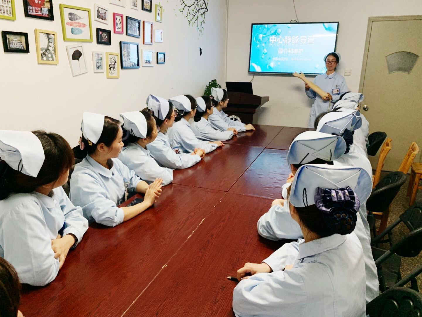 48区泌尿外科在学习中庆祝第108个护士节 48区泌尿外科在学习中庆祝第108个护士节