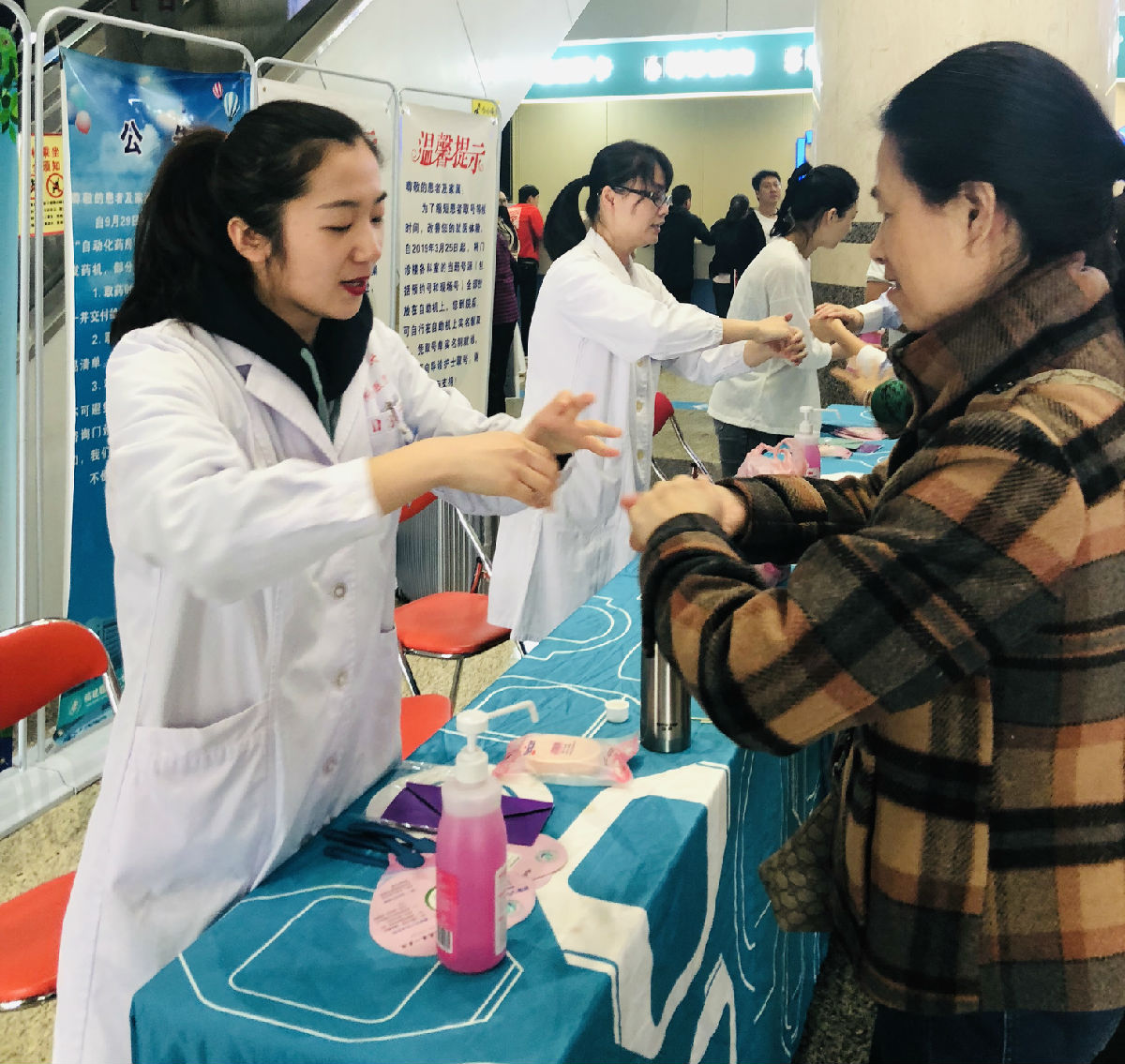 七步洗手用心学 “手”卫健康从我做 七步洗手用心学 “手”卫健康从我做