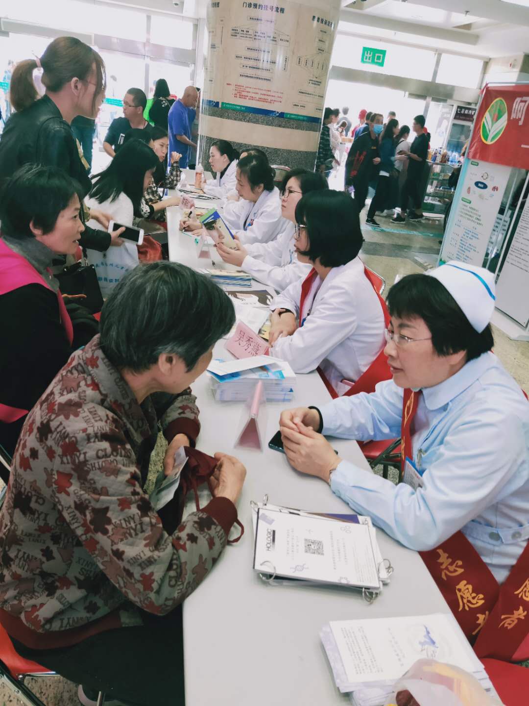 关爱女性半边天 ——妇产科举办国际护士节暨母亲节义诊活动 关爱女性半边天 ——妇产科举办国际护士节暨母亲节义诊活动