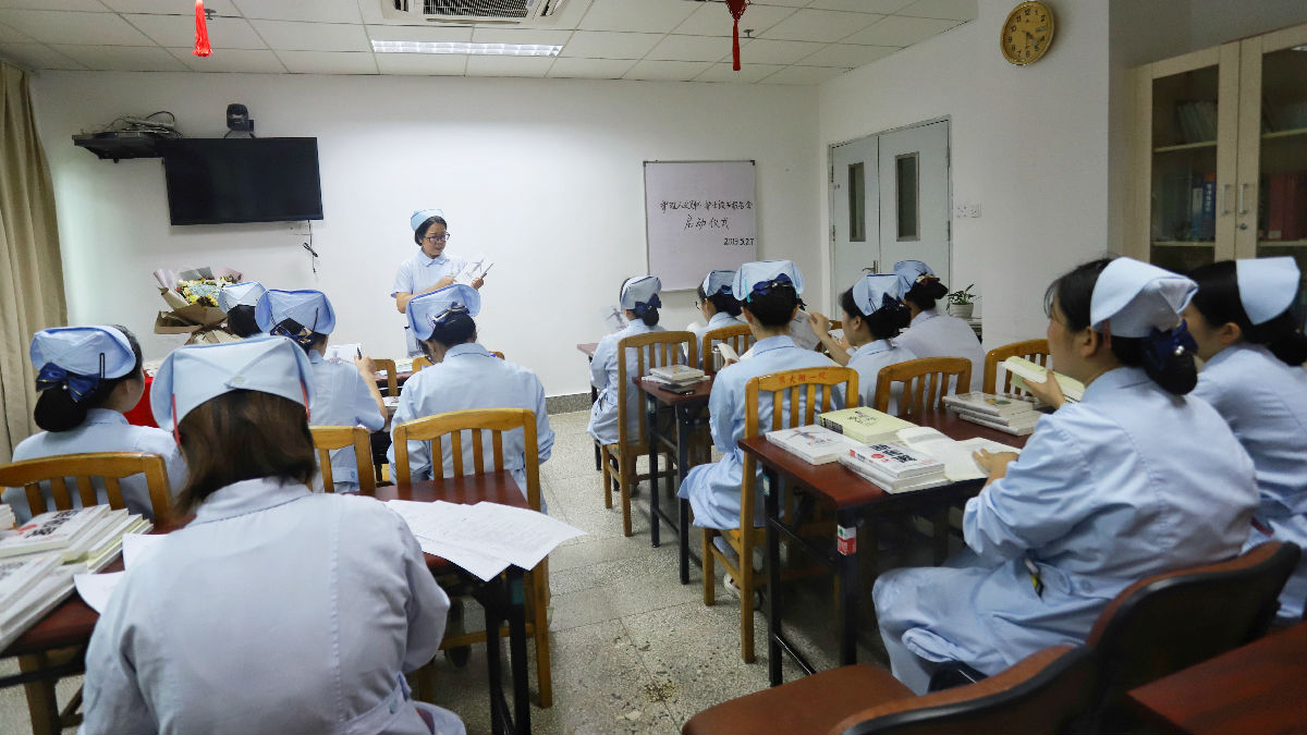 消化内科举办“提升护理人文关怀”读书报告会启动仪式 消化内科举办“提升护理人文关怀”读书报告会启动仪式