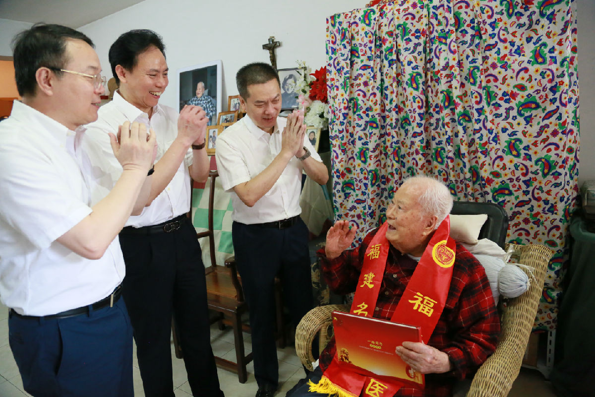『中国医师节』福建省医师协会会长陈晓春一行看望慰问第二届“福建名医”陈国熙教授及我院医师代表 『中国医师节』福建省医师协会会长陈晓春一行看望慰问第二届“福建名医”陈国熙教授及我院医师代表