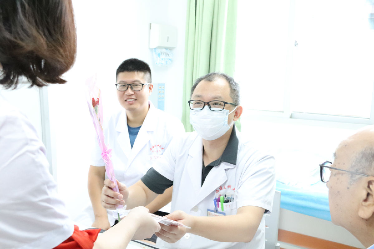 『中国医师节』福建省医师协会会长陈晓春一行看望慰问第二届“福建名医”陈国熙教授及我院医师代表 『中国医师节』福建省医师协会会长陈晓春一行看望慰问第二届“福建名医”陈国熙教授及我院医师代表