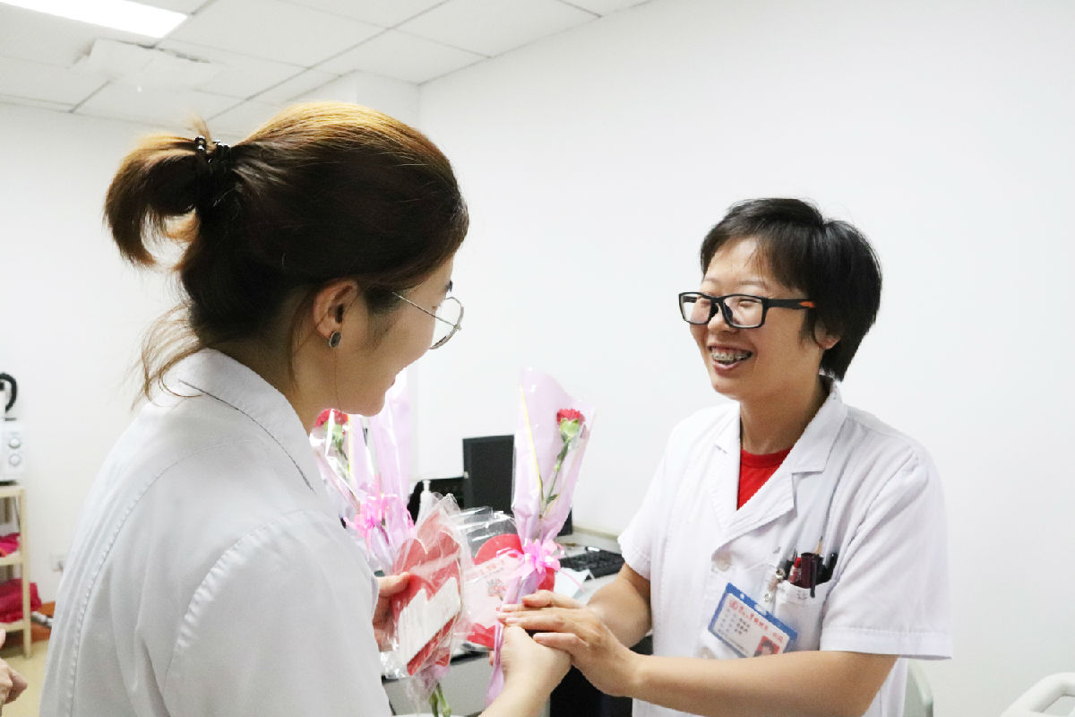 『中国医师节』福建省医师协会会长陈晓春一行看望慰问第二届“福建名医”陈国熙教授及我院医师代表 『中国医师节』福建省医师协会会长陈晓春一行看望慰问第二届“福建名医”陈国熙教授及我院医师代表