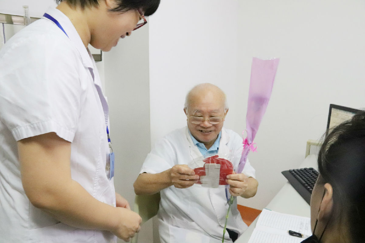 『中国医师节』福建省医师协会会长陈晓春一行看望慰问第二届“福建名医”陈国熙教授及我院医师代表 『中国医师节』福建省医师协会会长陈晓春一行看望慰问第二届“福建名医”陈国熙教授及我院医师代表