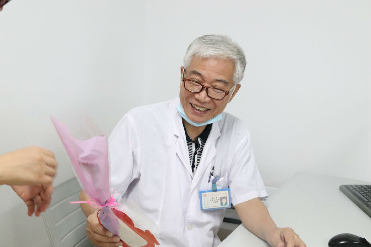 『中国医师节』福建省医师协会会长陈晓春一行看望慰问第二届“福建名医”陈国熙教授及我院医师代表 『中国医师节』福建省医师协会会长陈晓春一行看望慰问第二届“福建名医”陈国熙教授及我院医师代表