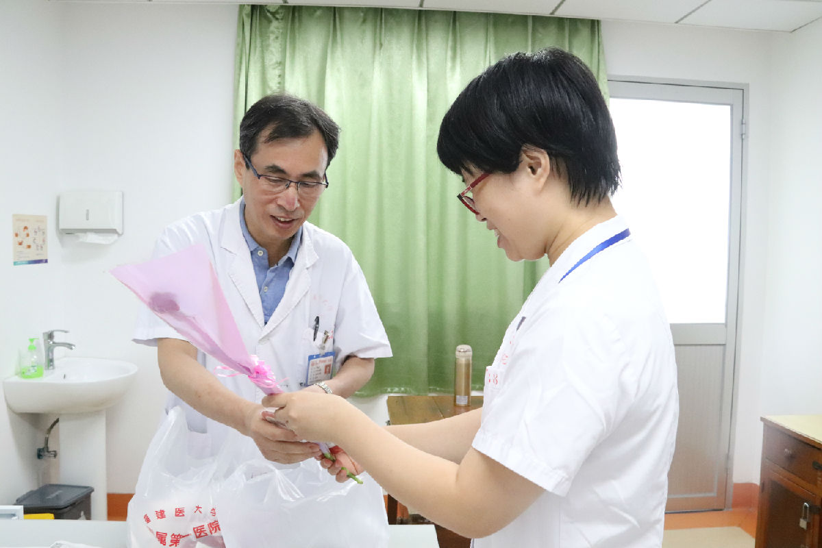 『中国医师节』福建省医师协会会长陈晓春一行看望慰问第二届“福建名医”陈国熙教授及我院医师代表 『中国医师节』福建省医师协会会长陈晓春一行看望慰问第二届“福建名医”陈国熙教授及我院医师代表