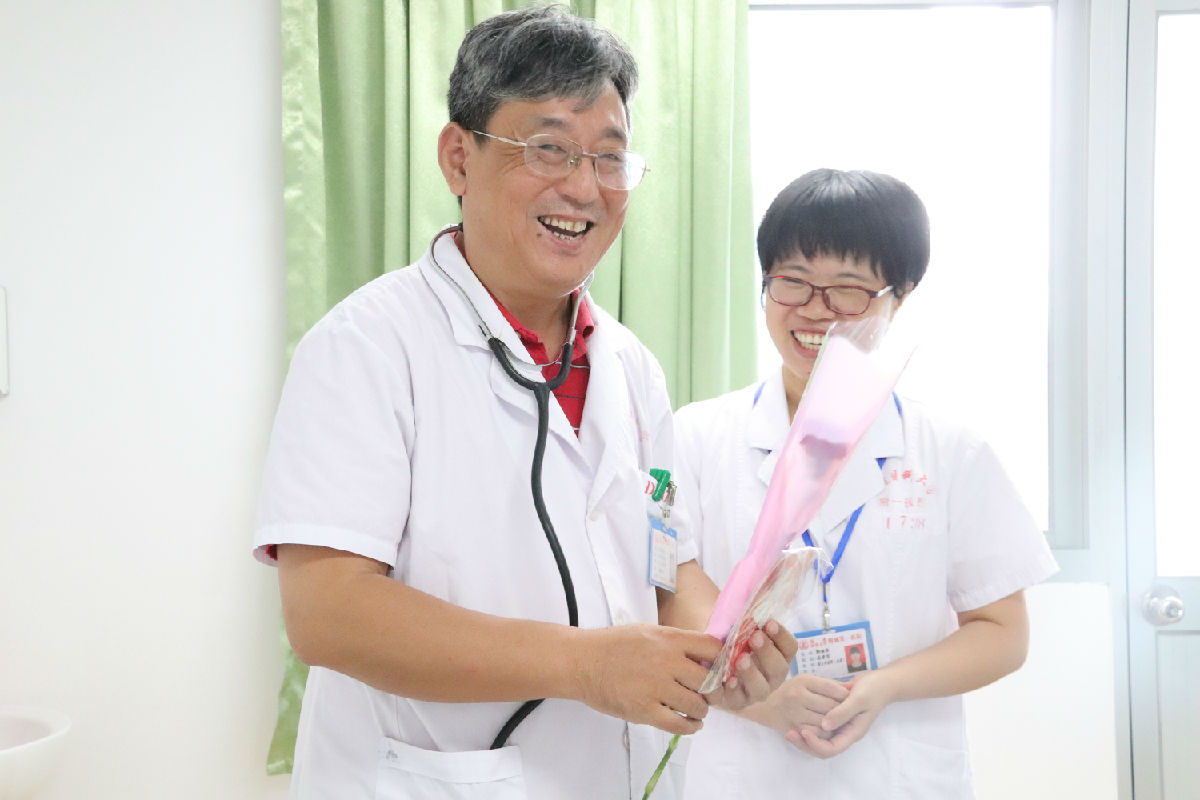 『中国医师节』福建省医师协会会长陈晓春一行看望慰问第二届“福建名医”陈国熙教授及我院医师代表