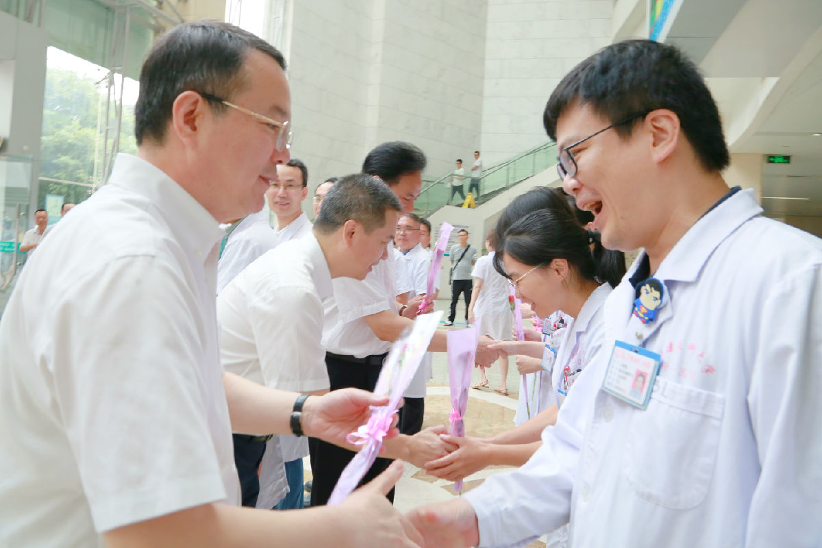 『中国医师节』福建省医师协会会长陈晓春一行看望慰问第二届“福建名医”陈国熙教授及我院医师代表 『中国医师节』福建省医师协会会长陈晓春一行看望慰问第二届“福建名医”陈国熙教授及我院医师代表