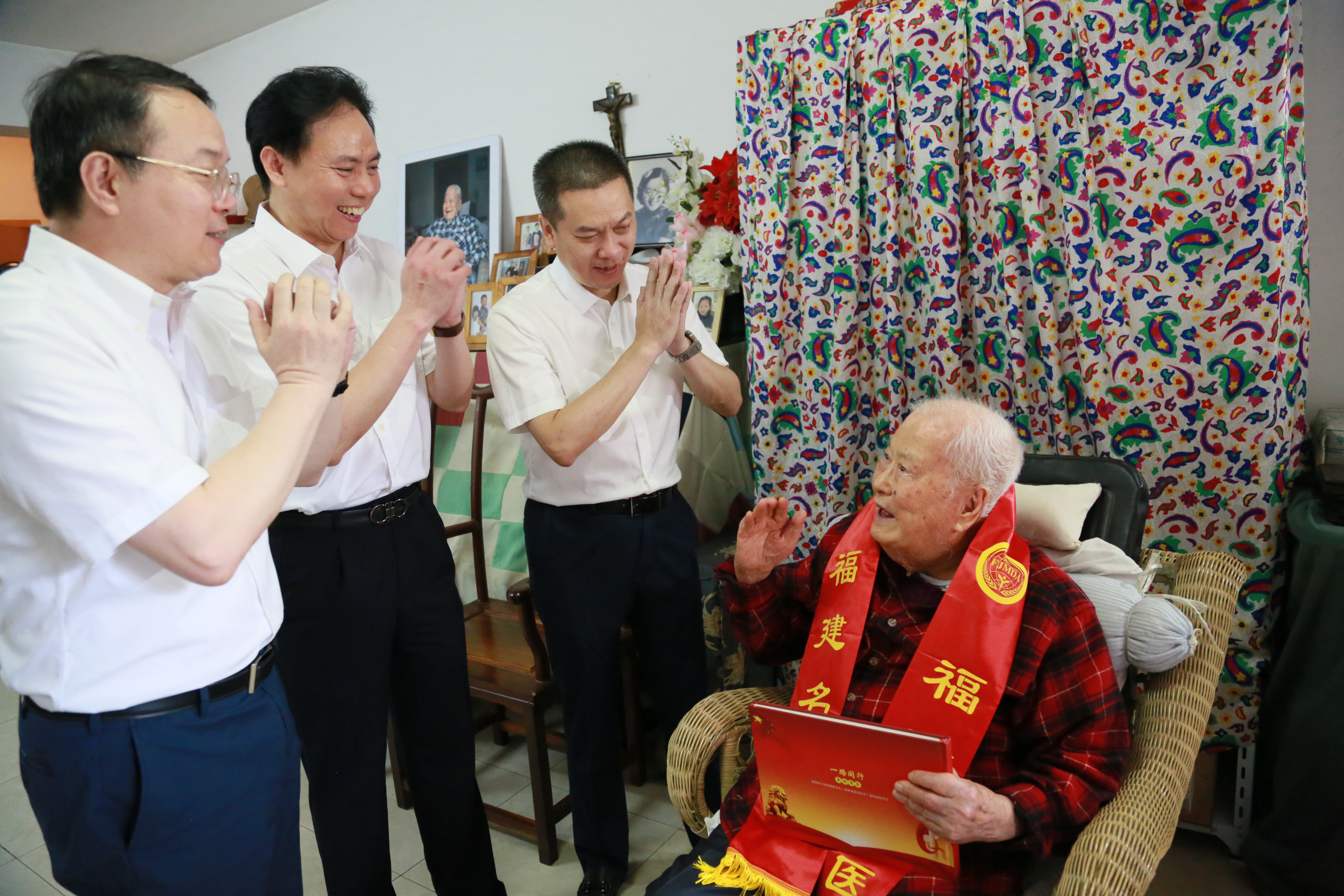 『中国医师节』福建省医师协会会长陈晓春一行看望慰问第二届“福建名医”陈国熙教授及我院医师代表