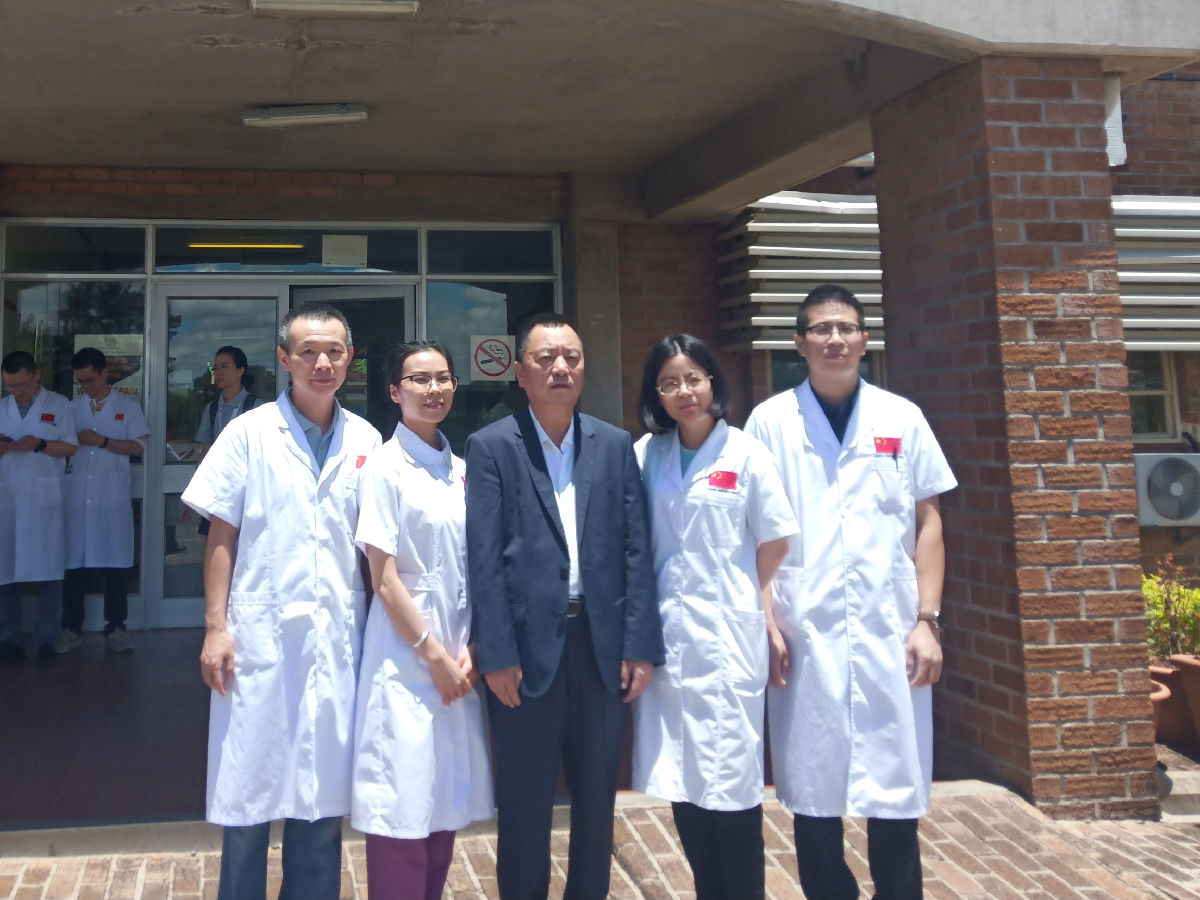 不忘初心 不负使命 用仁爱架起中非友谊桥梁 ——我院党委书记林章雅教授远赴非洲慰问援博医疗队 不忘初心 不负使命 用仁爱架起中非友谊桥梁 ——我院党委书记林章雅教授远赴非洲慰问援博医疗队