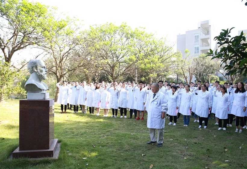 慕容慎行教授带领医学生宣誓