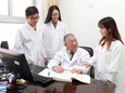 慕容慎行教授与青年医学生亲切交流