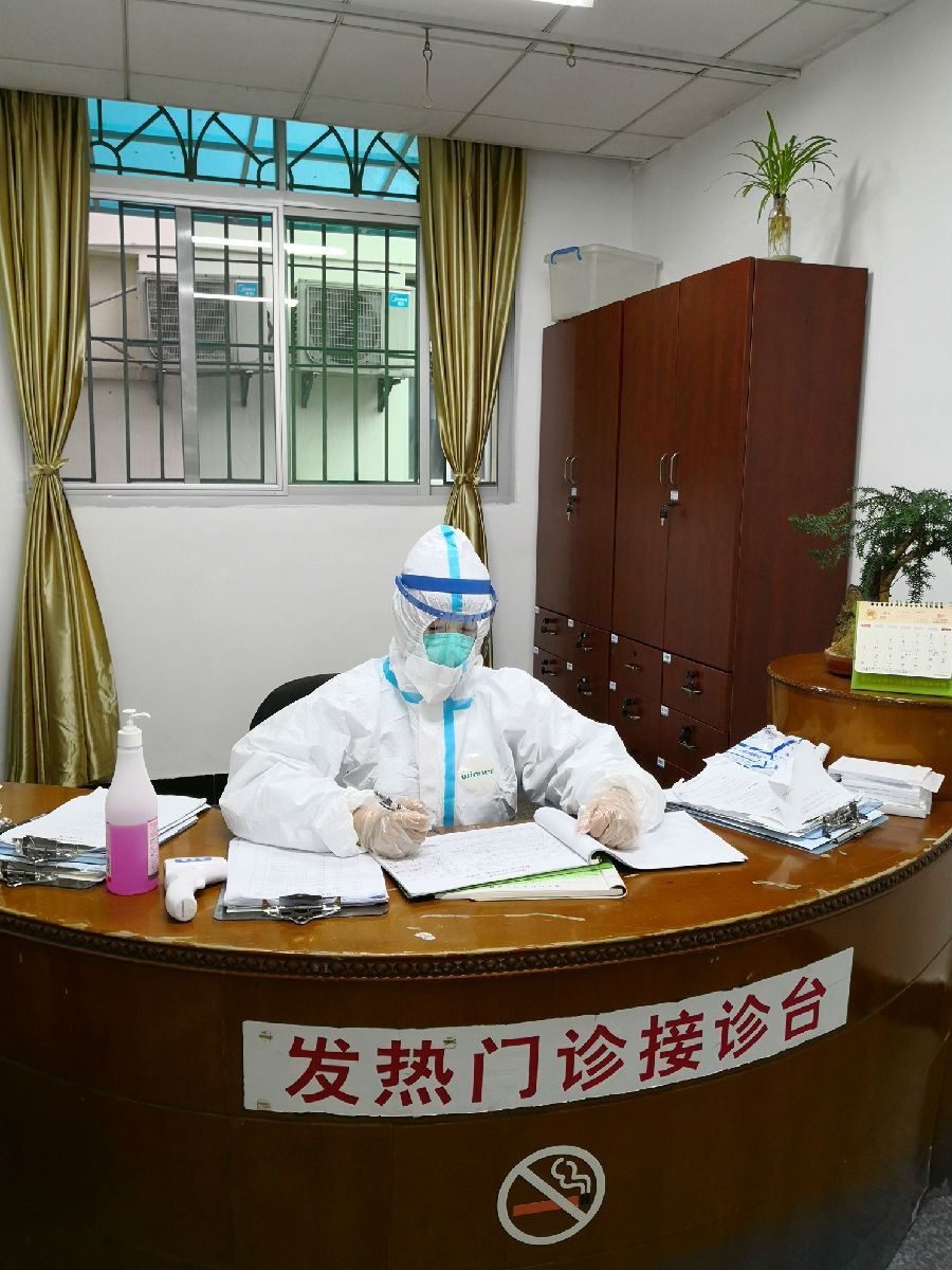 2020年1月26日，福建医大附一医院医护人员在发热门诊接诊台认真登记接诊患者信息