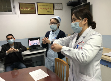 2020年2月，福建医大附一医院医护人员在病房教授患者及护工防疫措施