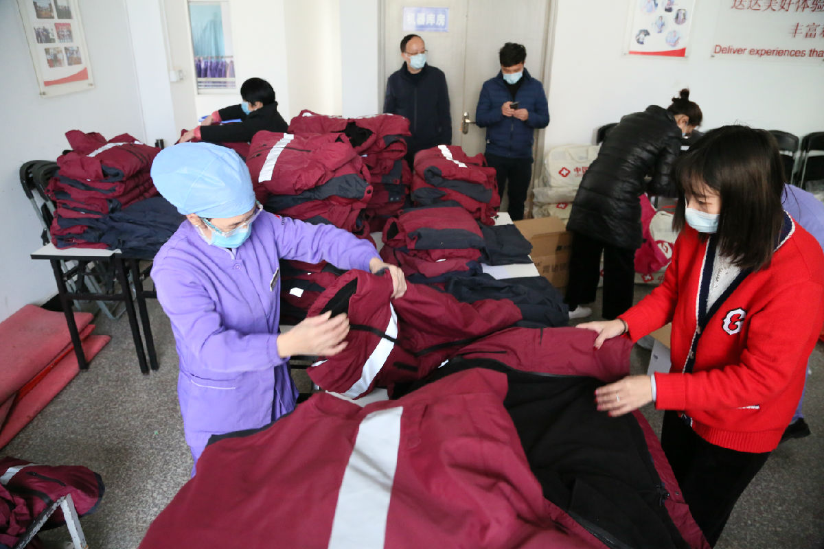 2020年2月10日，后勤部门人员正在紧张有序地为出征队员整理物资
