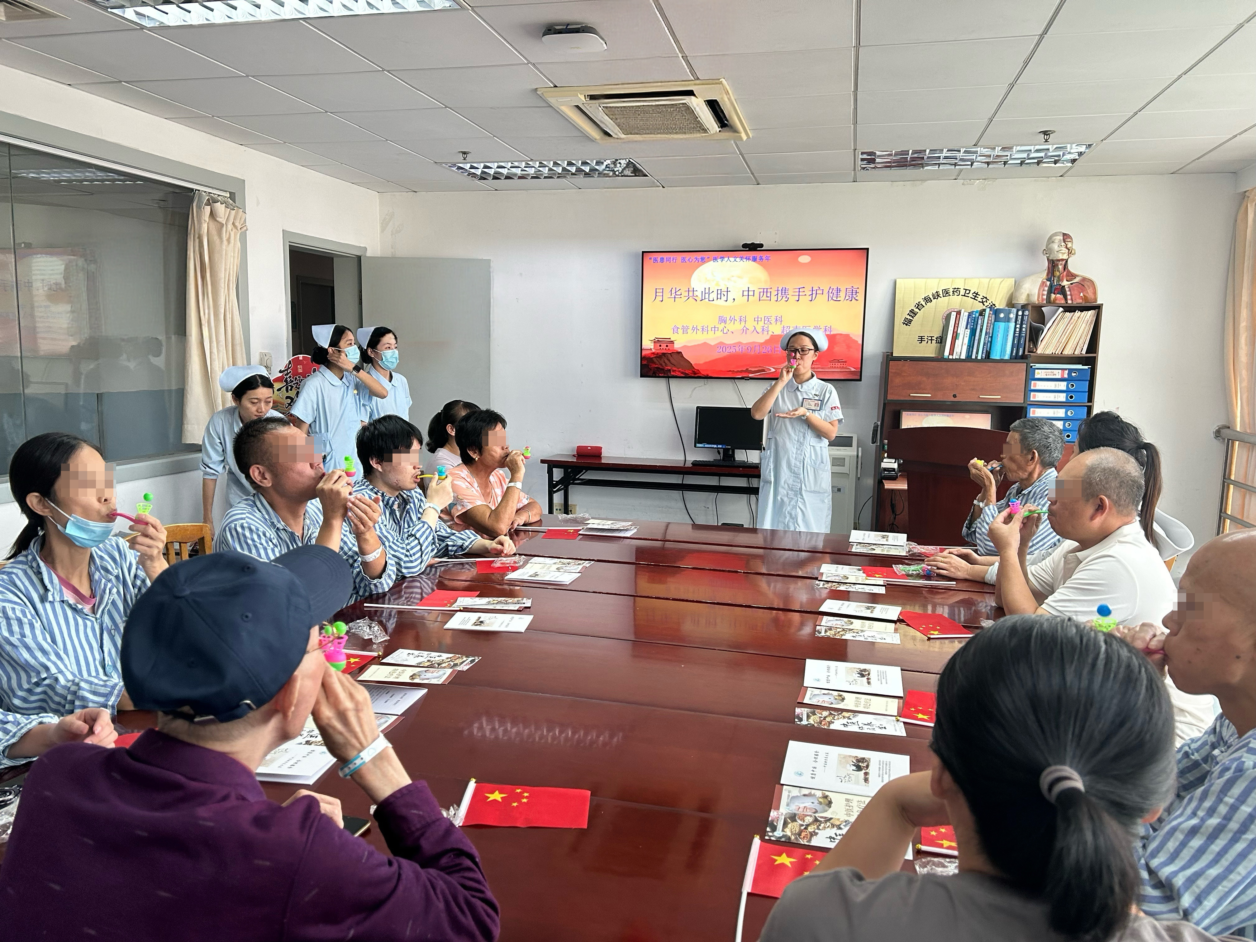 我院中西医携手开展“月华共此时,中西携手护健康”主题关怀活动 我院中西医携手开展“月华共此时,中西携手护健康”主题关怀活动