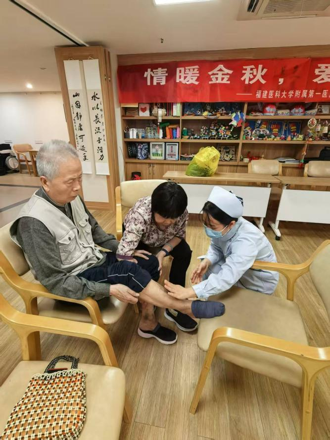 情暖金秋,爱在重阳——我院心血管内科党支部携手社区共筑老年健康防线 情暖金秋,爱在重阳——我院心血管内科党支部携手社区共筑老年健康防线