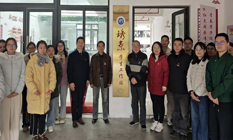 白鸽木兰薪火传，“五老”同上思政课