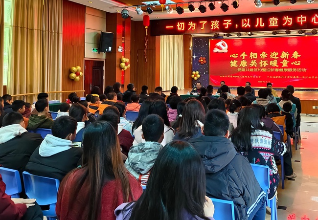 党建引领聚合力 心手相牵护童心
——福建医科大学附属第一医院多党支部走进莆田SOS儿童村开展送健康活动