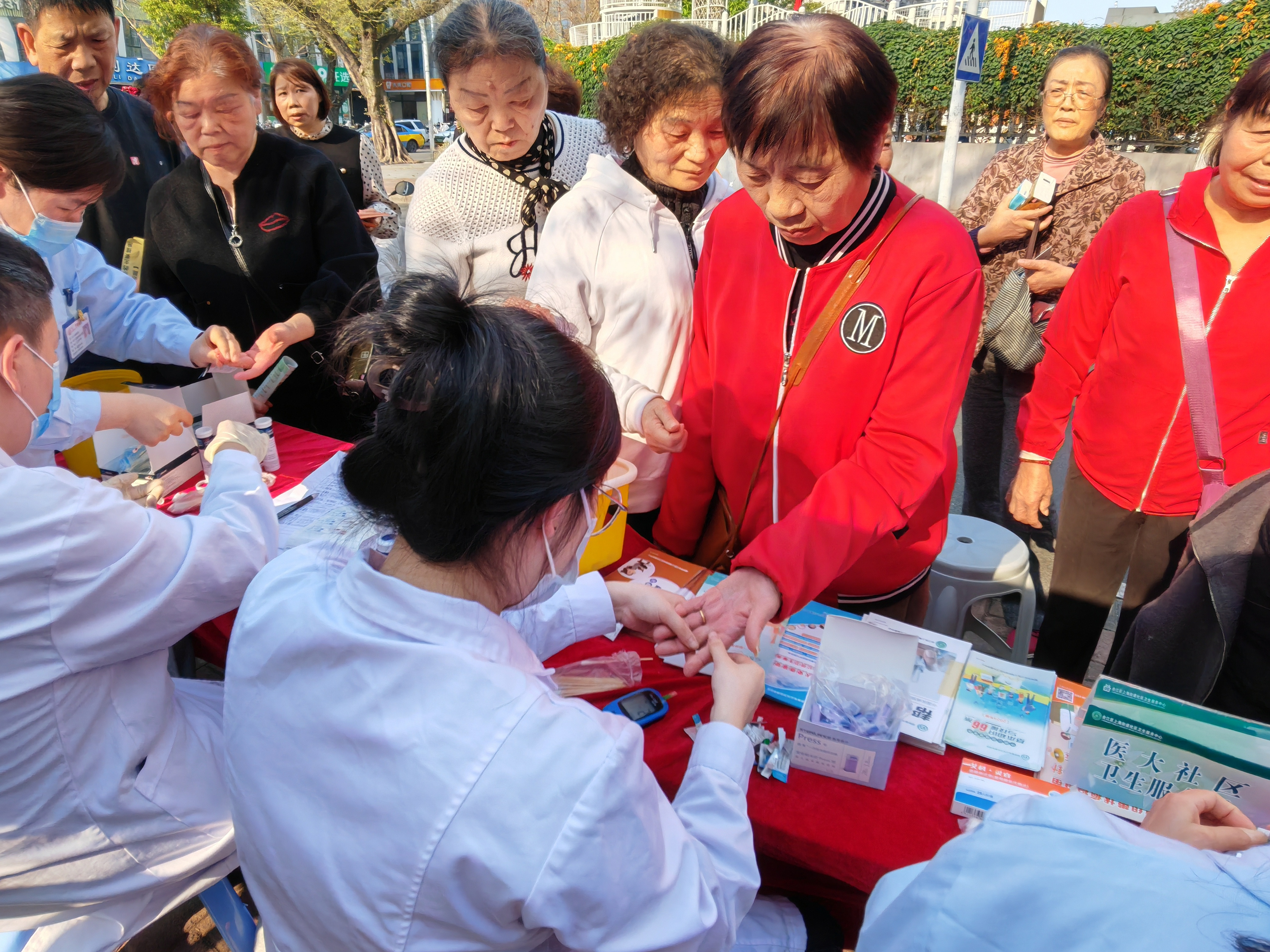 3.18爱肝日传承雷锋精神践行医者初心促进肝健康 3.18爱肝日传承雷锋精神践行医者初心促进肝健康