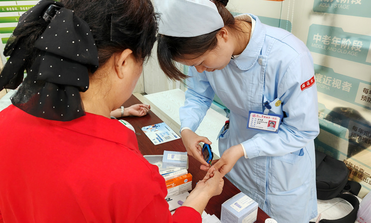 科普同襄行 智启健康路
——福建医科大学附属第一医院义诊科普进社区守护老年健康