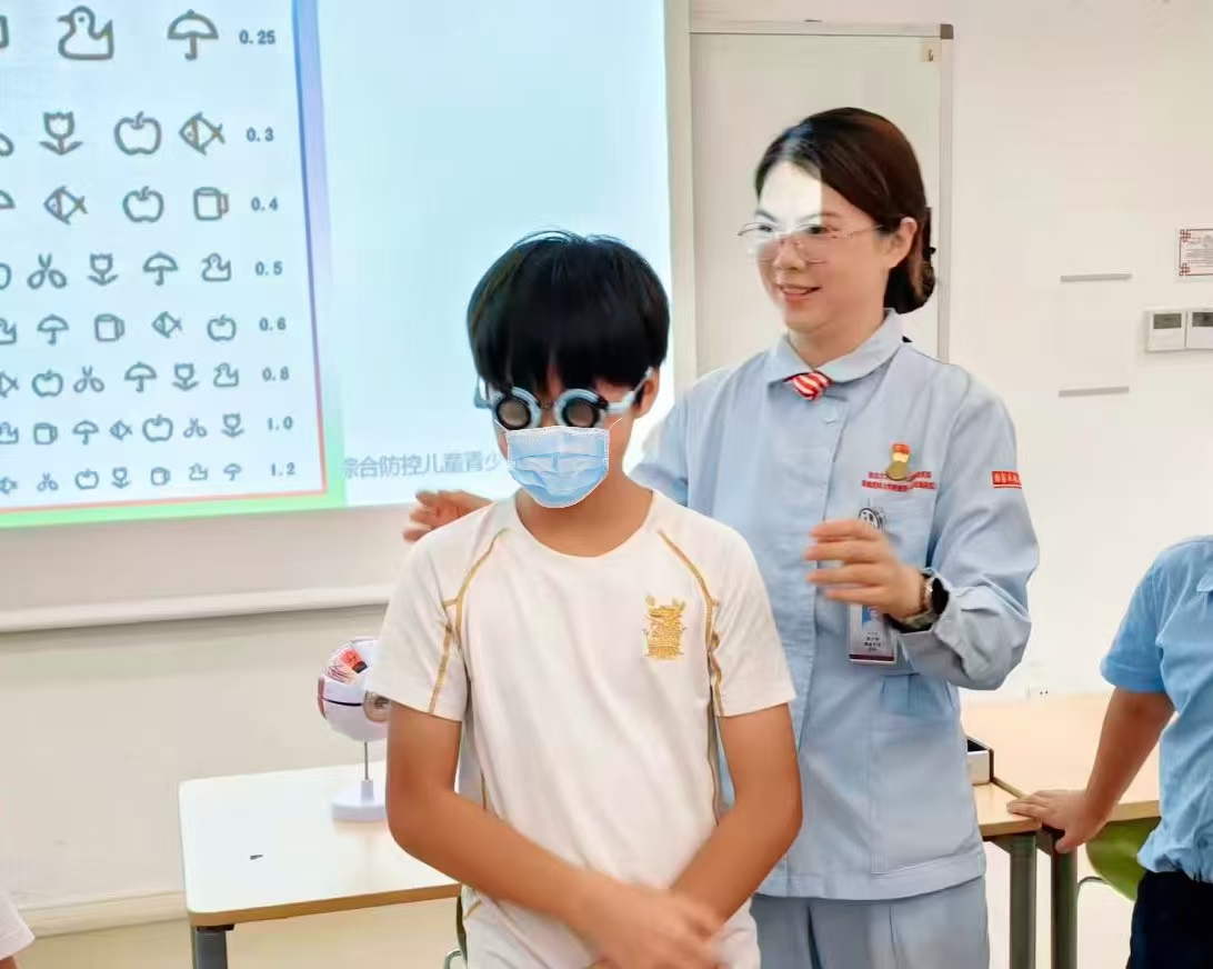 践行初心护成长 明眸健体筑未来——我院多支部联合开展科普进校园主题党日活动