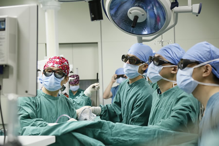 我院胸外科在国内首用3D胸腔镜微创技术成功为患者实施肺癌切除手术 我院胸外科在国内首用3D胸腔镜微创技术成功为患者实施肺癌切除手术