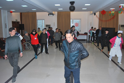 福建医大附一护养中心“七彩生活”--学习太极拳 福建医大附一护养中心“七彩生活”--学习太极拳