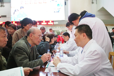 我院举办2015年世界帕金森病日大型义诊活动——神经内外科联合诊治，推出帕金森病精准治疗新模式