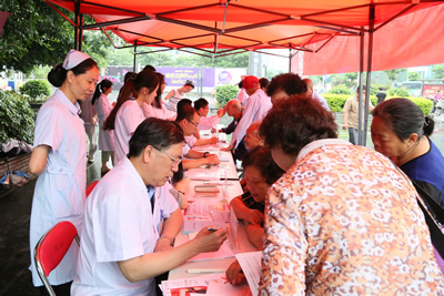 告别沙眼盲 关注眼健康——我院开展2015年“爱眼日”义诊活动 告别沙眼盲 关注眼健康——我院开展2015年“爱眼日”义诊活动