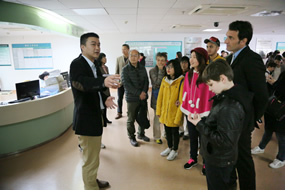 在榕外国友人参访我院了解就医流程 在榕外国友人参访我院了解就医流程