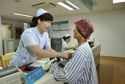 庄和珠护士长荣获“全国优质护理服务突出表现个人”称号