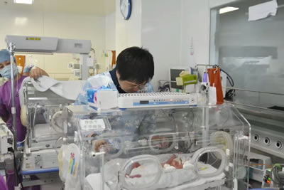 名医指引  新生儿科开启新篇章--北京大学第一医院冯琪教授、复旦大学附属儿科医院王来栓教授莅临我院指导新生儿科临床及科研工作