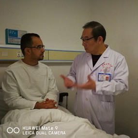 也门手汗症患者万里求医我院胸外科专家手到病除