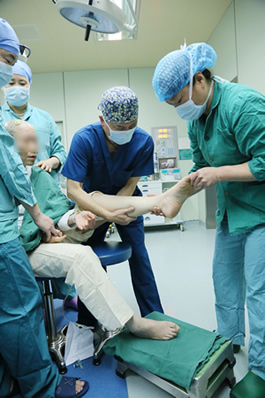 福建首台、全国第六台ROSA机器人落户附一医院,已成功连续开展手术 福建首台、全国第六台ROSA机器人落户附一医院,已成功连续开展手术