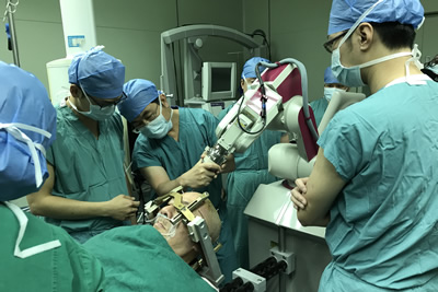 福建首台、全国第六台ROSA机器人落户附一医院,已成功连续开展手术 福建首台、全国第六台ROSA机器人落户附一医院,已成功连续开展手术