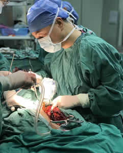 我院举行福建首台脊柱手术机器人开机仪式暨现场手术直播——目前已顺利开展全国首例高位胸椎畸形矫正手术