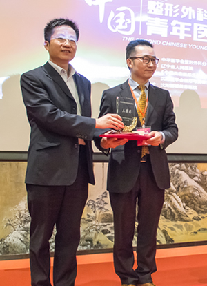 王美水主任医师关于小耳症耳再造的研究再获殊荣 王美水主任医师关于小耳症耳再造的研究再获殊荣