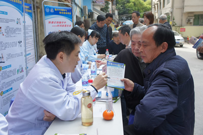 义诊先行强宣传 高危筛查广惠民——我院开展脑卒中高危人群筛查宣传义诊活动