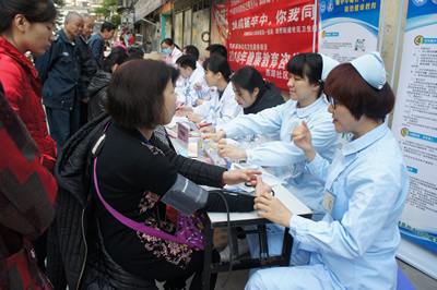 义诊先行强宣传 高危筛查广惠民——我院开展脑卒中高危人群筛查宣传义诊活动