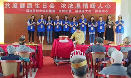 院团委组织青年文明号集体到护养中心开展敬老活动